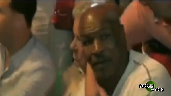 Mike Tyson hayranına dirsek attı!