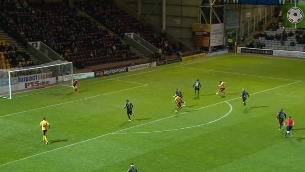 Rakibini pazara yolladı ve golünü attı!