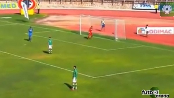 Kaleci bile yediği gole güldü!