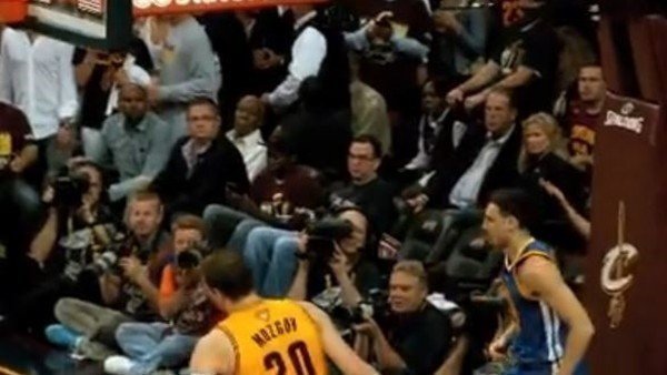 Klay Thompson, Mozgov'un üzerinden smacı bastı