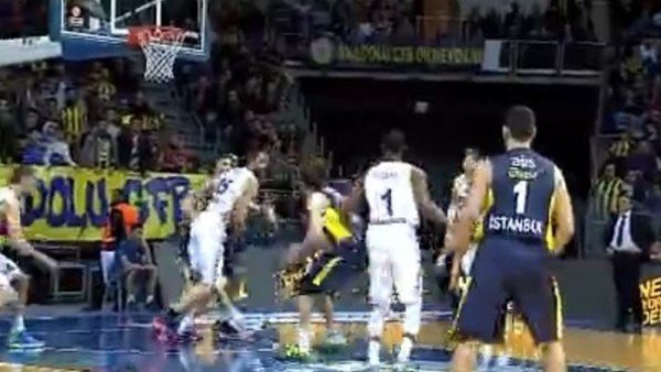 Euroleague'de sezonun en iyi smacı Jan Vesely'den