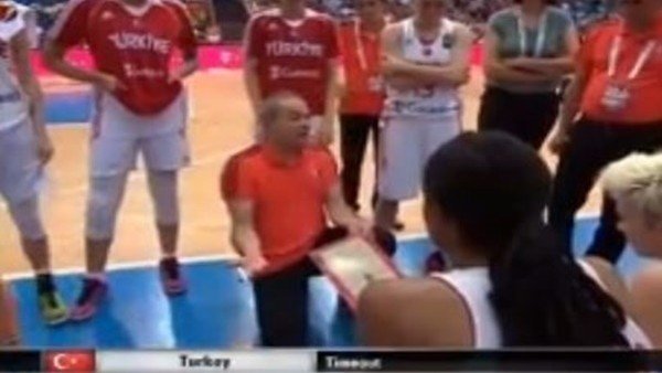 Ekrem Memnun takımı motive ediyor