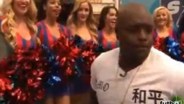 Dev golcü ponpon kızı kaldırdı!