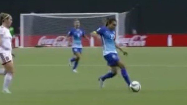 Brezilyalı güzel futbolcudan müthiş çalım