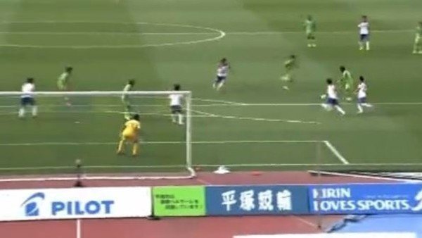 Ceza sahası dışından kaleciyi çaresiz bırakan gol