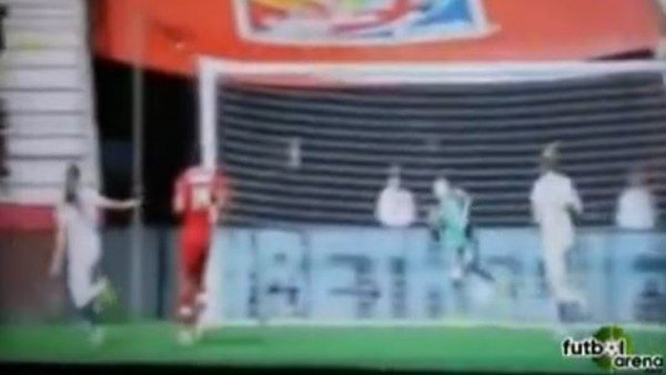 Kadın kaleciden inanılmaz reflaks