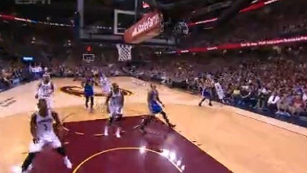 Festus Ezeli rakibini yere itti