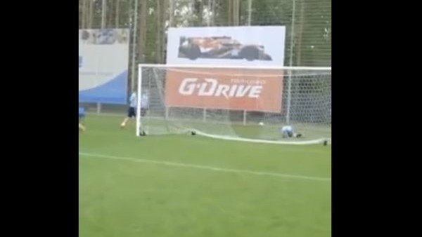 Hulk topla beraber kaleciyi de içeri soktu