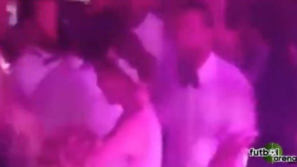 Arda ve Selçuk karşılıklı göbek attı