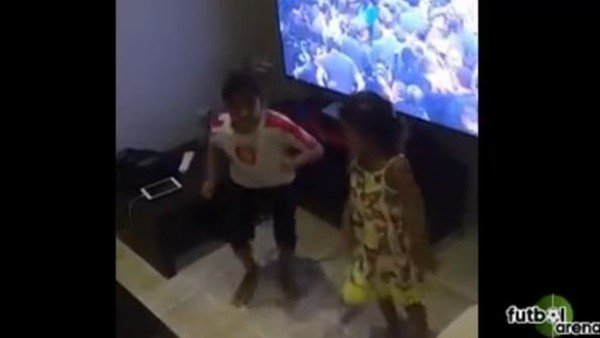 Melo ve ailesinden çılgın dans