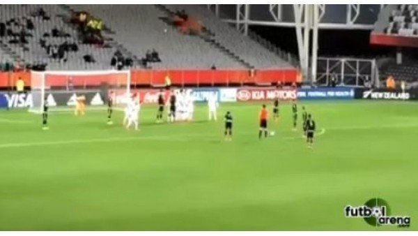 Sol ayağıyla tam 90'a enfes frikik!