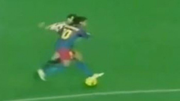 Ronaldinho'dan ibretlik bacak arası