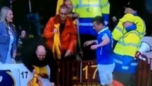 Taraftar futbolcunun gözünü çıkarıyordu