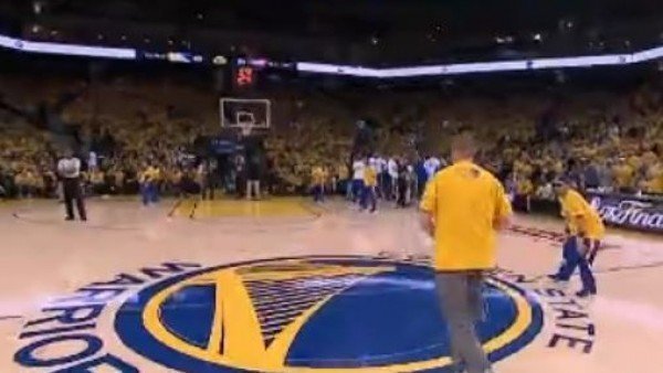 Yarı sahadan basketi attı, arabayı kazandı!