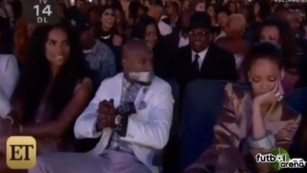 Rihanna, Mayweather'in ağzını bantla kapattı