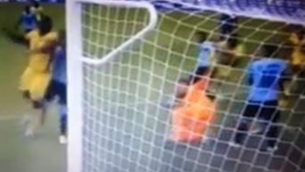 Muslera düşerken bile kurtarış yapıyor