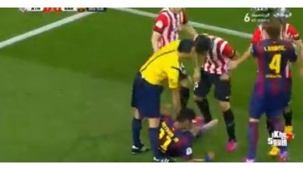 Neymar'ı ancak faul ile durdurabildi