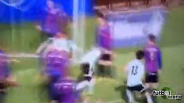 Böyle gol görülmedi! Yattığı yerden röveşata...