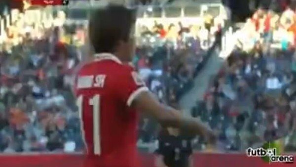 Teknik adamdan kadın futbolcuya şok hareket