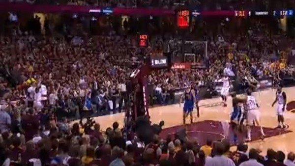 Lebron James zor pozisyonda üçlüğü salladı
