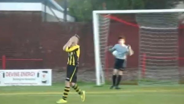 Kaleci kurtardım sandı, topu kalesinde gördü!