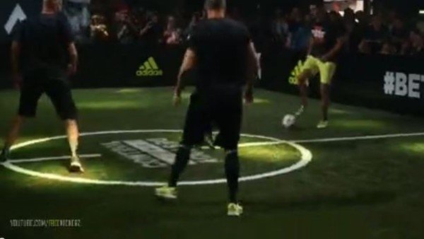 Zinedine Zidane bildiğimiz gibi! Harika hareketler...