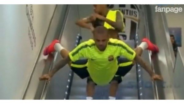 Dani Alves'in tehlikeli hareketi