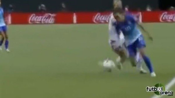 Kadın futbolcudan müthiş çalım