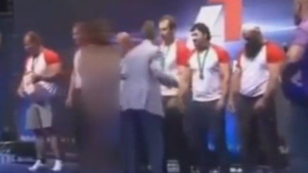 Bikinili kız için takkeli önlem