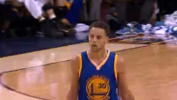Stephen Curry son çeyrekte coştu! 17 sayı...
