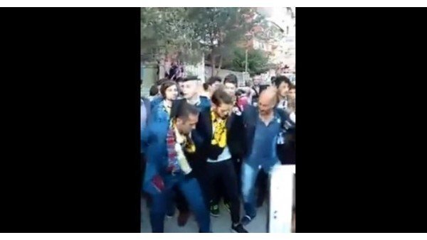 Hakan Çalhanolu memleketinde halay çekti