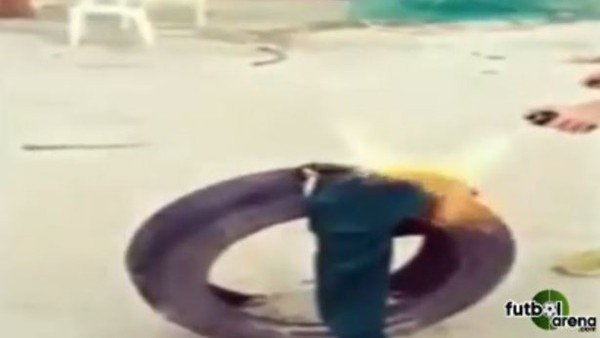 Petr Cech'in formasını yaktılar