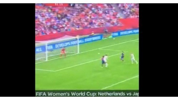 Kadın kaleciden inanılmaz hata