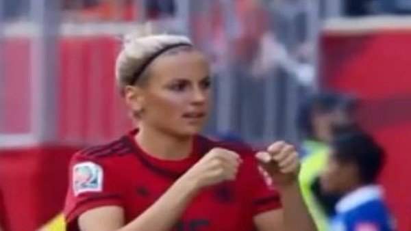 Kadın futbolcunun eli havada kaldı