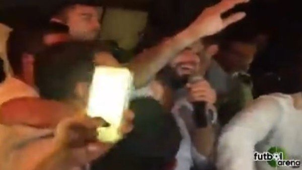 Selçuk İnan şarkı söyledi