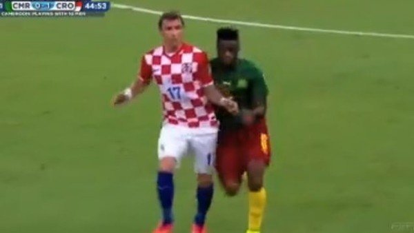 Alex Song'a cinayete teşebbüsten kırmızı kart