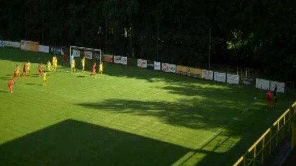 Kornerden sağ ayakla harika attı...