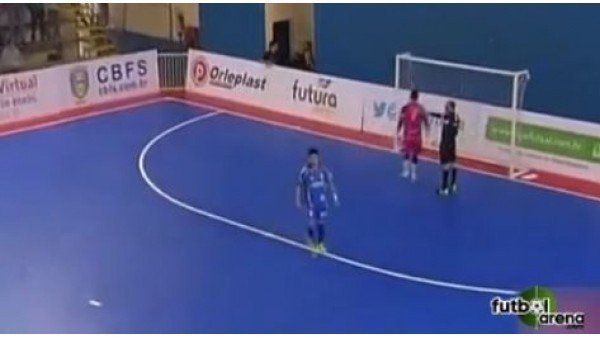 Futsalda kaleciden muhteşem gol!