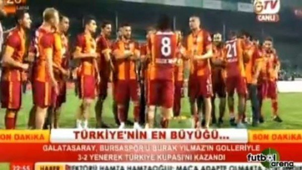 Galatasaraylı futbolcuların şampiyonluk pozu