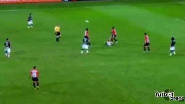 Yere düşerken harika pas attı