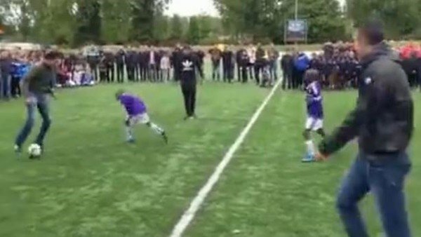 Robin van Persie çocuklarla futbol oynadı