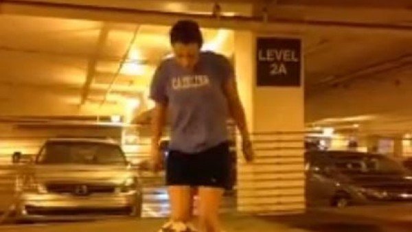 Kadın futbolcu otoparkta şov yaptı