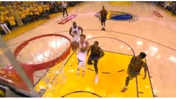 Stephen Curry tek başına hazırladı ve sayıyı attı