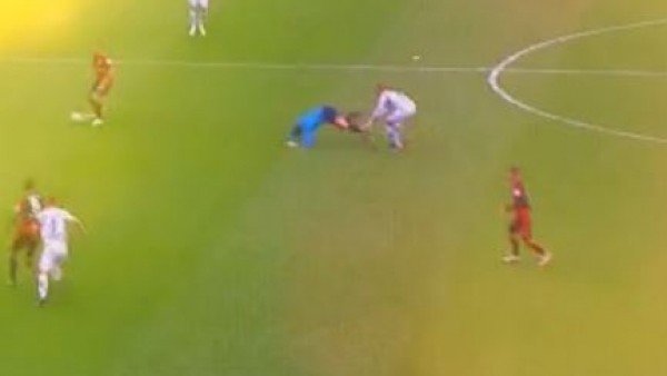 Futbolcu Hakemi Nakavt Etti