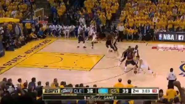 Stephen Curry'den LeBron James'e çalım