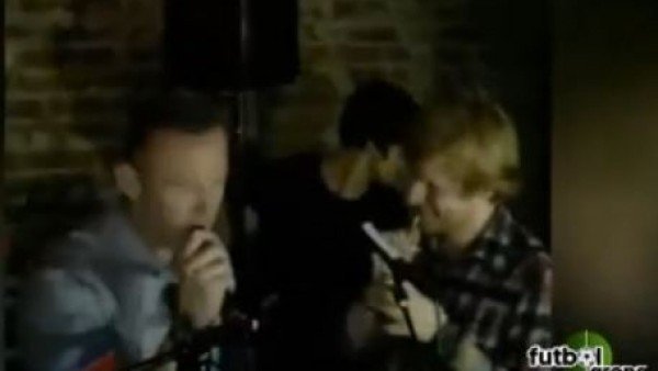 Manchester United'ın yıldız oyuncusu Wayne Rooney, Angels ile düet yaptı. 