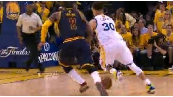Kyrie Irving'den Stephen Curry'ye geçit vermedi! Müthiş blok...