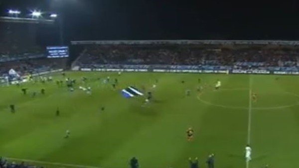 Hakem bitirdi, seyirciler devam etti..