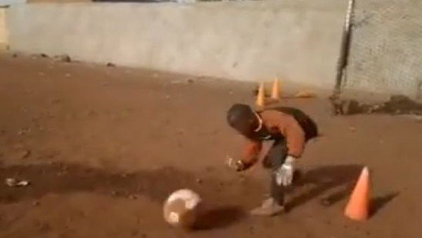 Afrikalı çocuğun kalecilik eğitimi