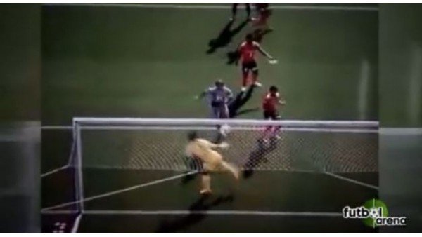 Japon kaleciden yüzyılın kurtarışı!